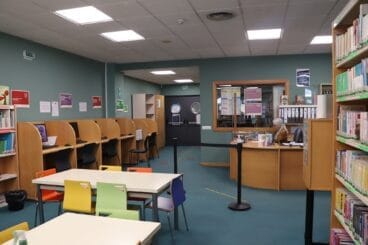 Mostrador y mesas de la Biblioteca