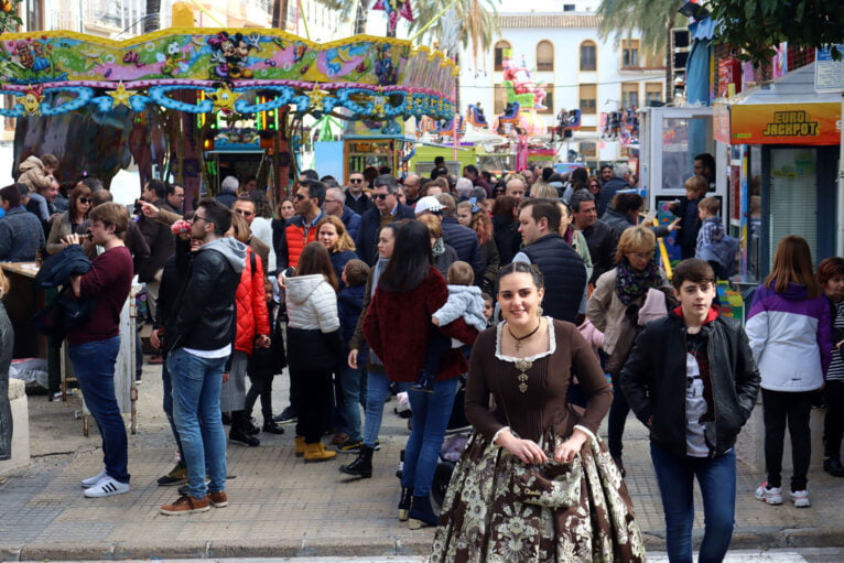 Multitud de gent a la fira d'atraccions de Benissa