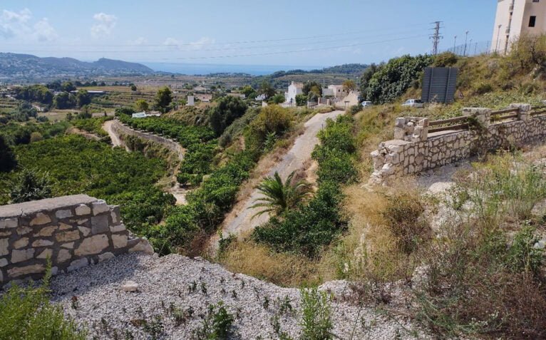 Muro del parque derribado por el temporal en Teulada Moraira