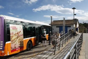 pasajeros del autobus urbano de calp con mascarillas