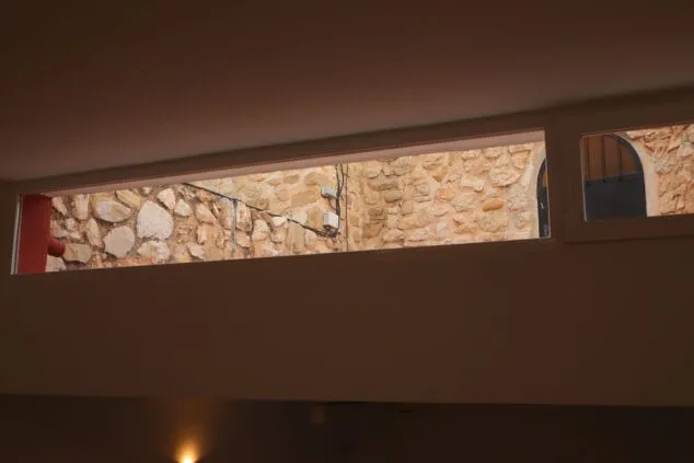pequena ventana con vista a la parte superior del torreo