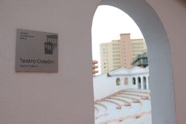 Placa del Teatro Odeón en la avenida Masnou de Calp