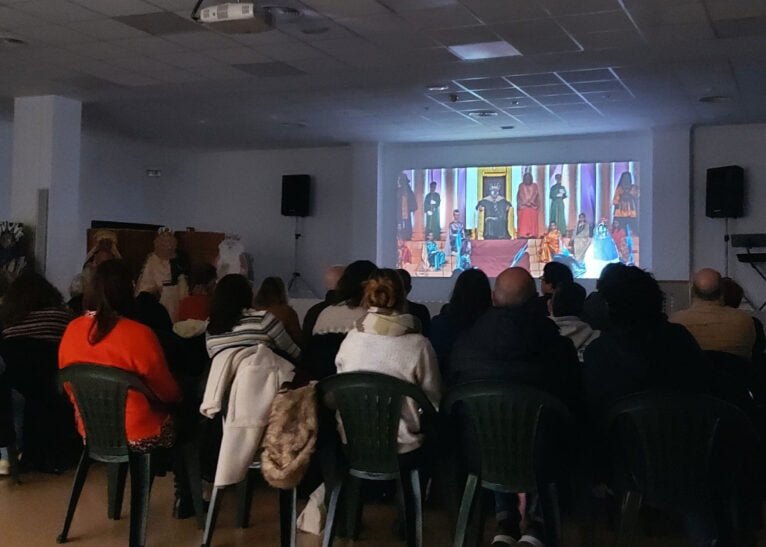 Público asistente a la entrega del distintivo en Gata durante la muestra del documental del Misteri de Reis 2023