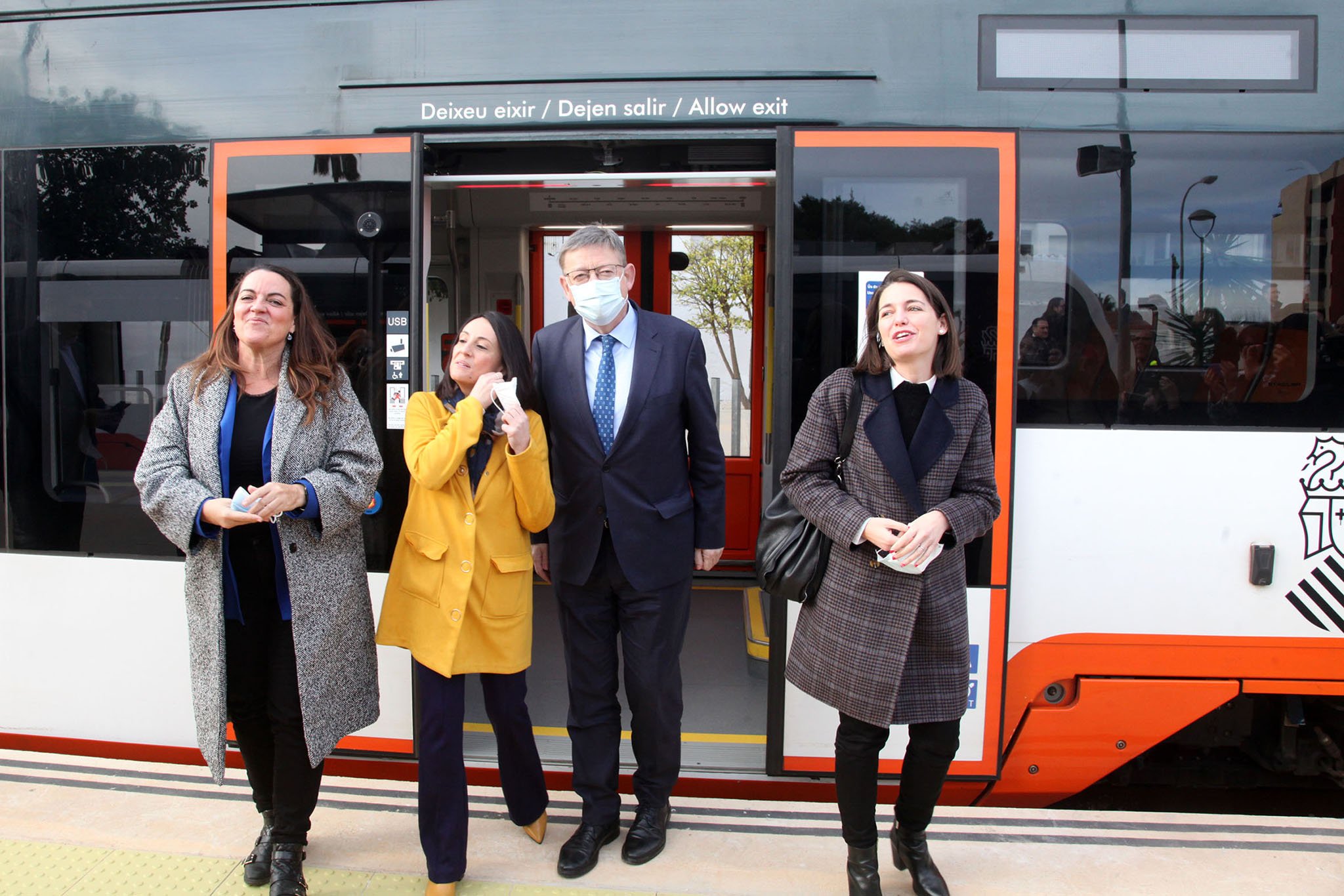 rebeca torro y ximo puig llegando a denia con el primer tren en seis ancc83os