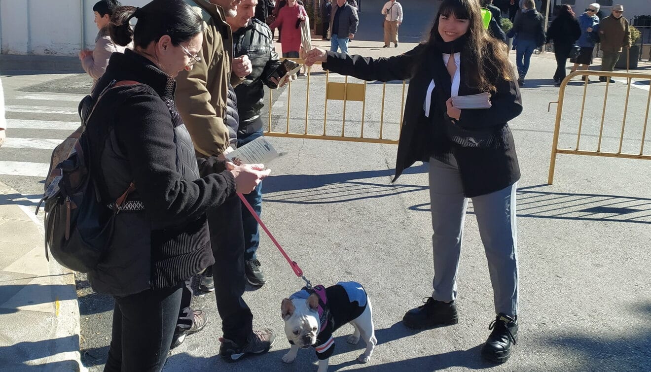 Reparto del díptico entre los dueños de mascotas de Ondara