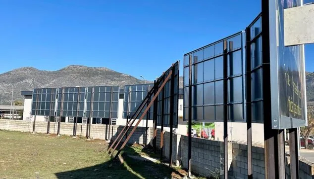 Imagen: Vallas publicitarias en entorno urbano o rural