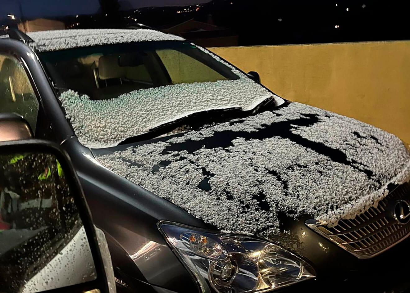 Vehículo tras la granizada en Benitatxell