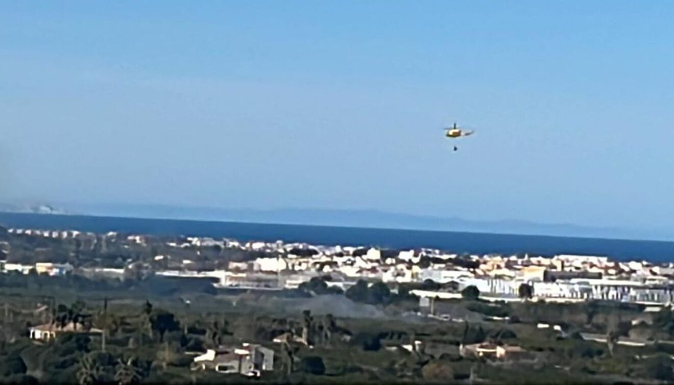Helicóptero en las labores de extinción hacia Pedreguer
