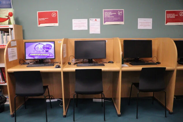 Imagen: Zona de ordenadores en la Biblioteca de Calp