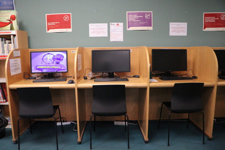 Zona de ordenadores en la Biblioteca de Calp