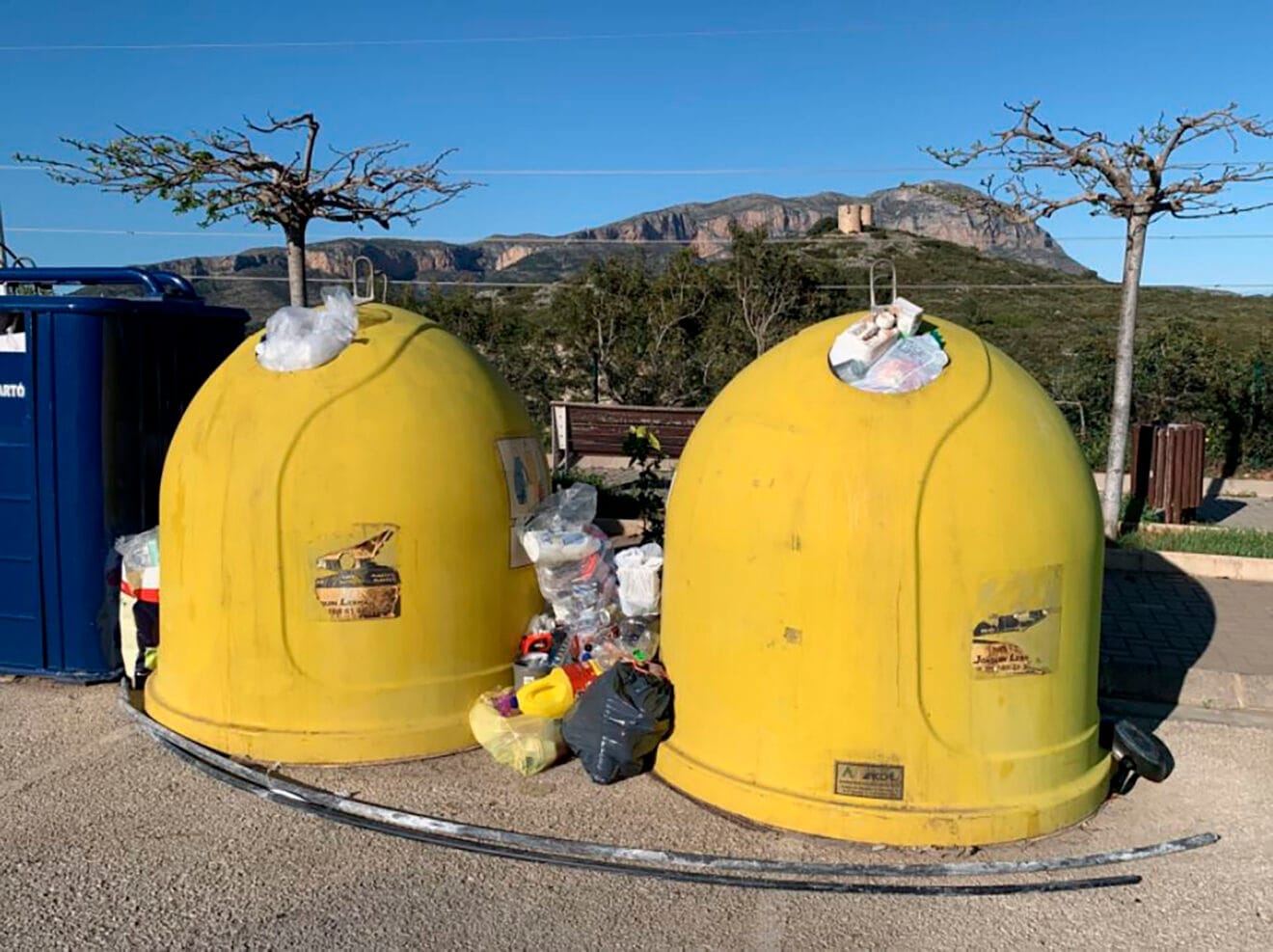 Acumulación de residuos plásticos en Gata Residencial