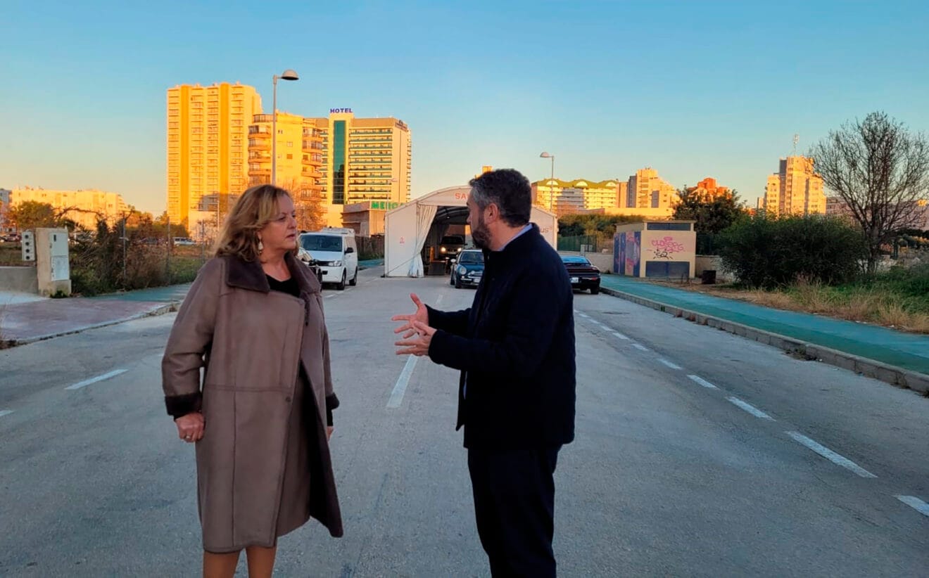 Ana Sala, alcaldesa de Calp, y el director de la empresa pública de la Sociedad Valenciana de Inspección Técnica de Vehículos, Josep Albert