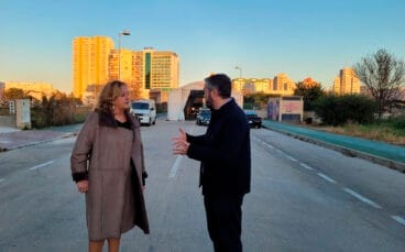 ana sala alcaldesa de calp y el director de la empresa publica de la sociedad valenciana de inspeccion tecnica de vehiculos josep albert