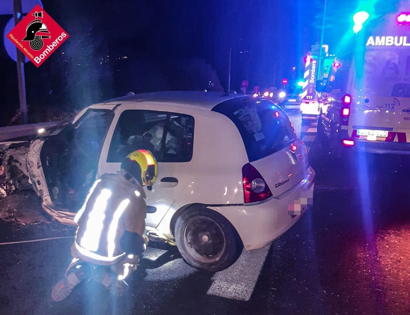 Bomberos atendiendo el lugar del accidente entre Ondara y Dénia