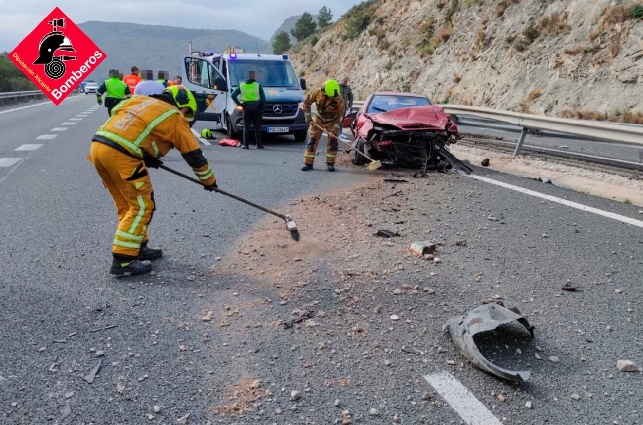 Bomberos en el accidente de la AP-7