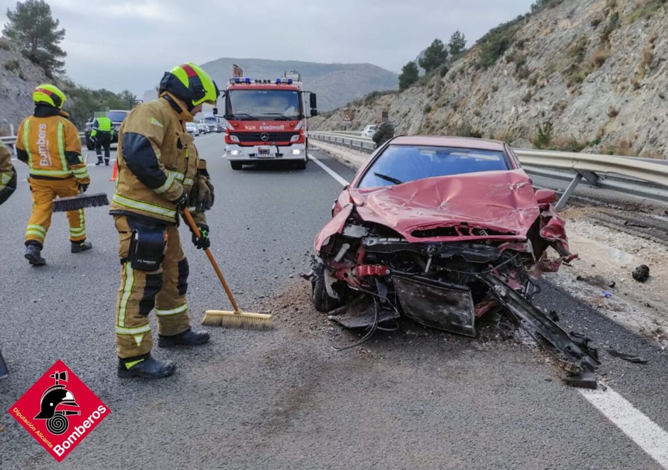 Bomberos retiranto los restos de loc coches en la AP-7
