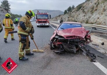 Bomberos retiranto los restos de loc coches en la AP-7