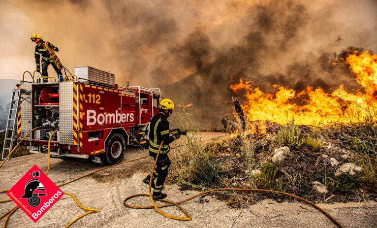 Bombeiros trabalham para controlar e extinguir o incêndio Vall d'Ebo (arquivo)