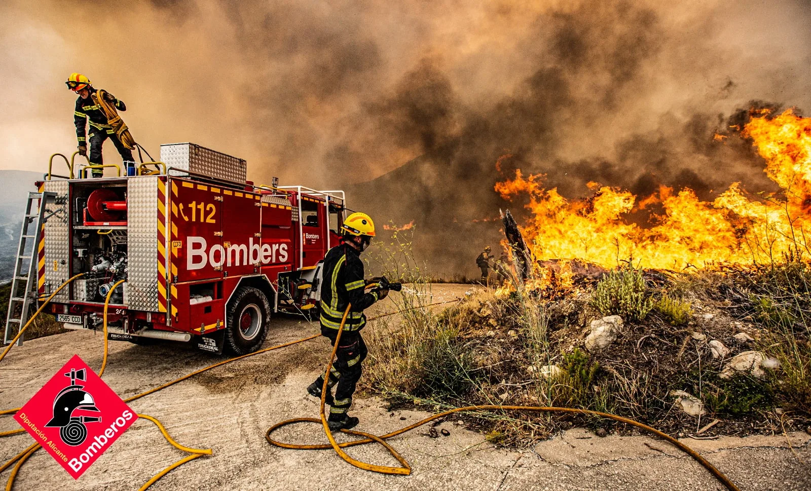 bomberos trabaja en el control y extincion del incendio de la vall debo 2