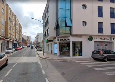 calle de benissa con una farmacia