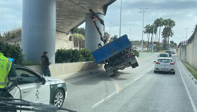 Imagen: Camión grúa atrapado en Teulada