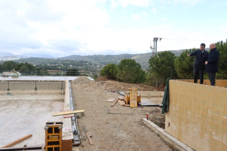 Carlos Mazón y Raúl Llobell en las obras de la piscina municipal de Teulada Moraira