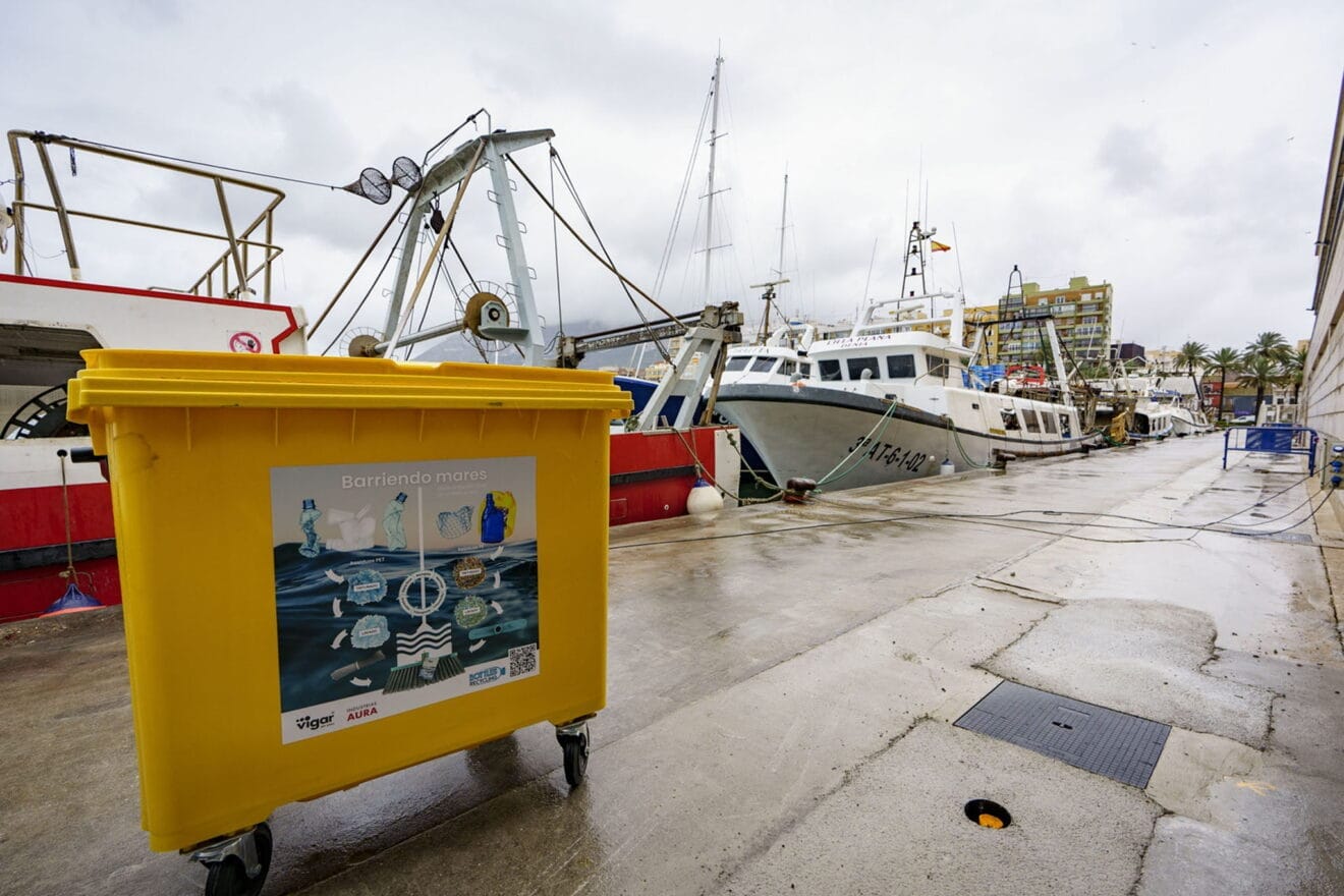 Contenedor de 'Barriendo Mares' en el puerto de Dénia