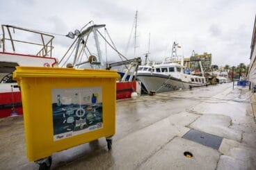 Contenedor de ‘Barriendo Mares’ en el puerto de Dénia
