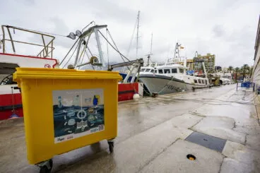 Contenedor de ‘Barriendo Mares’ en el puerto de Dénia