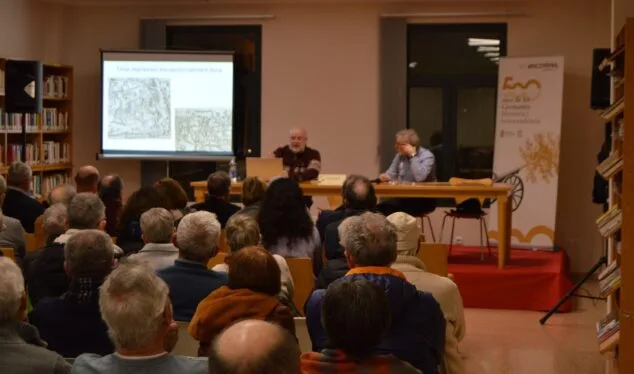 Imagen: El historiador Vicent Terol en la biblioteca de Beniarbeig