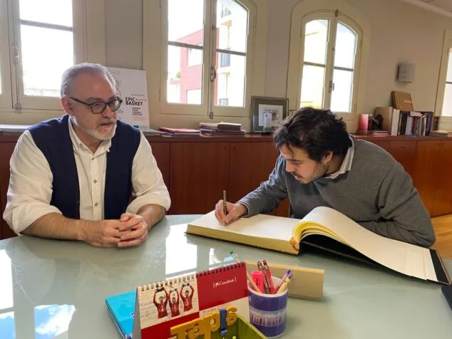 el secretario autonomico de vivienda firma el libro de honor