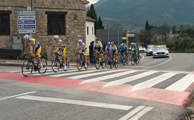 Equipo de la Volta ciclista a la Comunitat Valenciana a su paso por Alcalalí