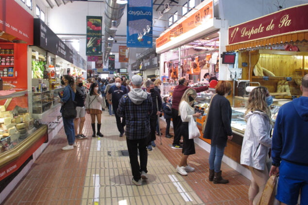 Imagen: Gente haciendo compras en el Mercat Municipal de Dénia