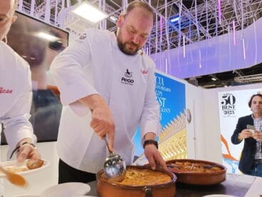 Gerente del Restaurant Rafel de Pego sirviendo la crosta