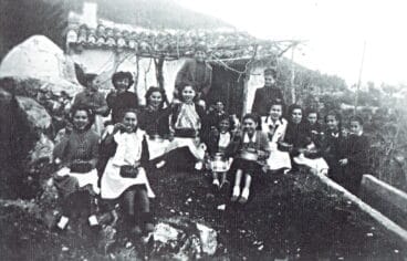 Grupo de amigas en el día de la crosta en 1943 – Arxiu Municipal de Pego
