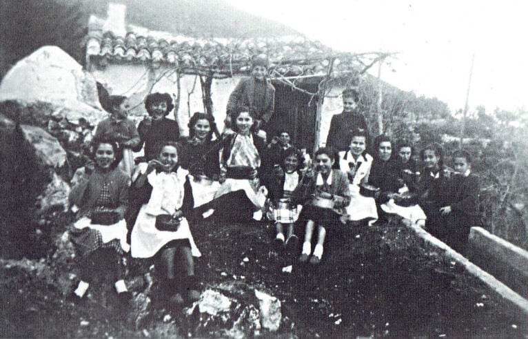 Grupo de amigas en el día de la crosta en 1943 - Arxiu Municipal de Pego