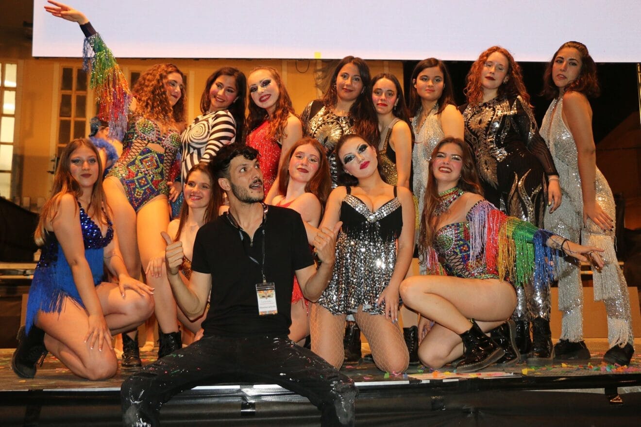 Grupo de bailarinas junto al director del Festival d'Arts Escèniques, Marc Pons
