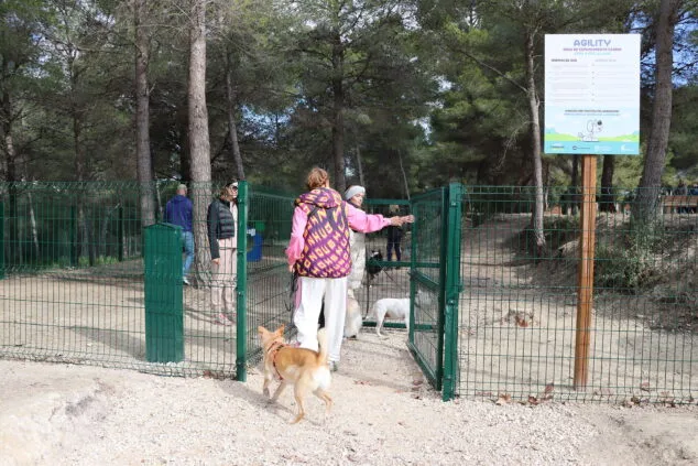 Los perros de Teulada Moraira ya disfrutan de su nuevo parque canino 13 inauguracion del nuevo parque canino de teullada moraira 15