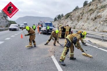 Labores de retirada de escombros en el accidente entre Calp y Benissa