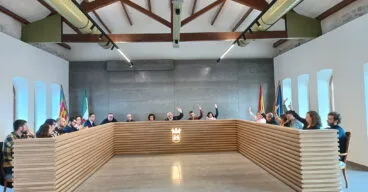 los concejales de pego votando los presupuestos