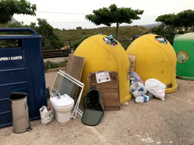 Imagen: Mal uso de los contenedores en la zona de Gata Residencial