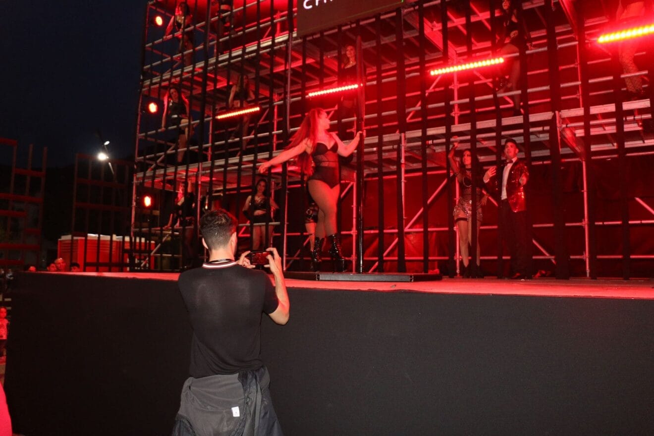 Marc Pons grabando uno de los escenarios del carnaval de Pego 2022