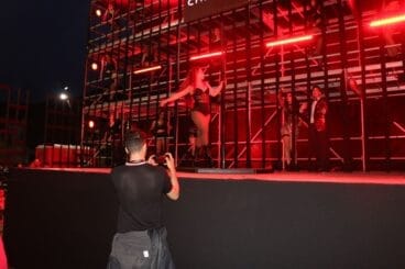 Marc Pons nimmt eine der Bühnen des Karnevals von Pego 2022 auf