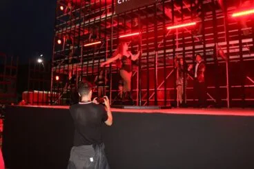 Marc Pons nimmt eine der Bühnen des Karnevals von Pego 2022 auf