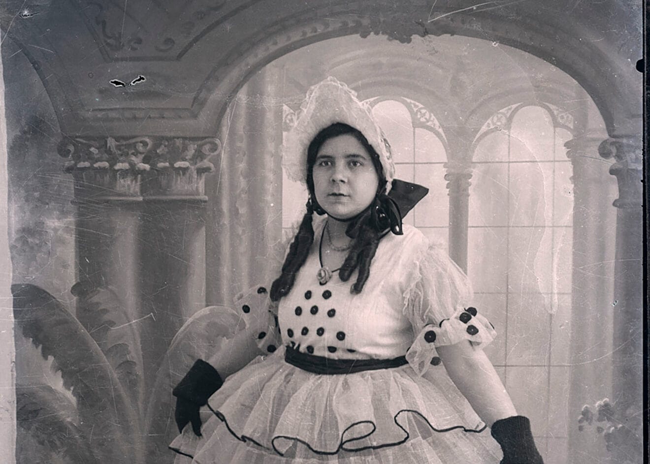 Mujer disfrazada de carnaval en los años 1930