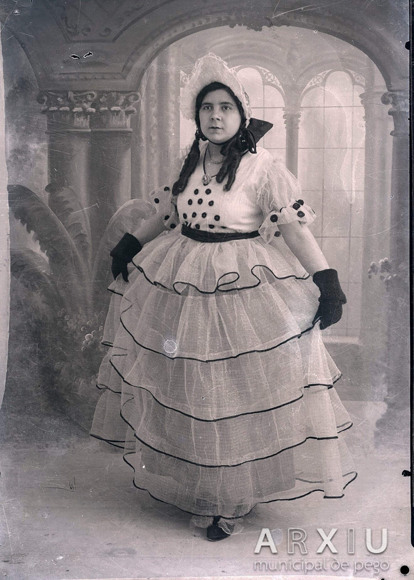 Mujer disfrazada para carnaval en los años 1930