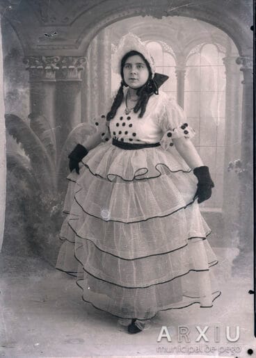 Mujer disfrazada para carnaval en los años 1930