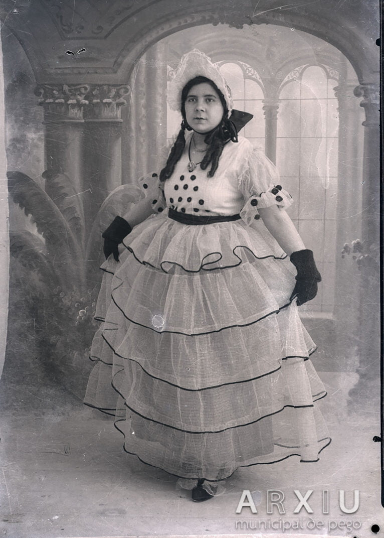 Mujer disfrazada para carnaval en los años 1930