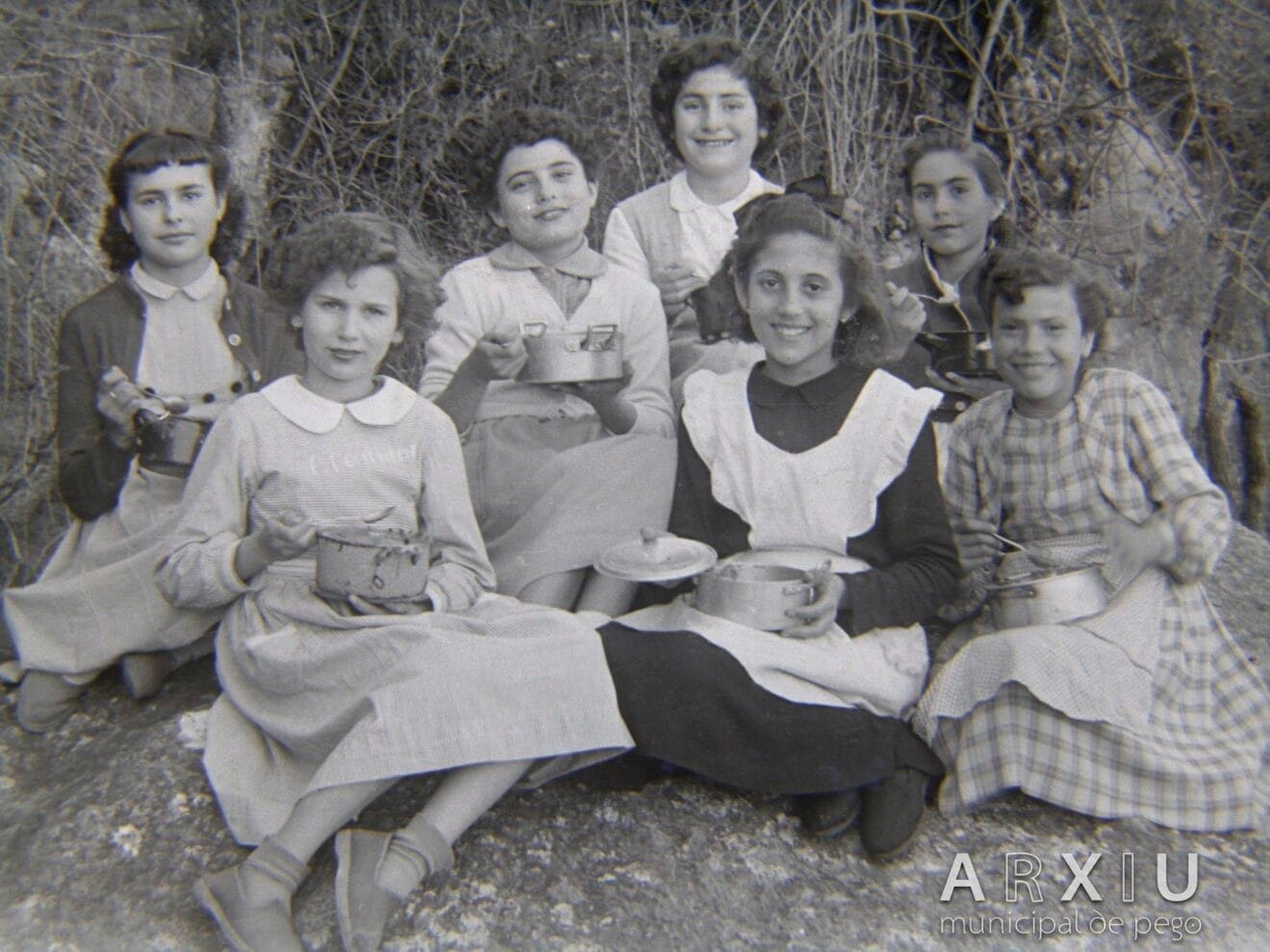 Niñas con sus cazuelas de crosta hacia 1955 - Arxiu Municipal de Pego