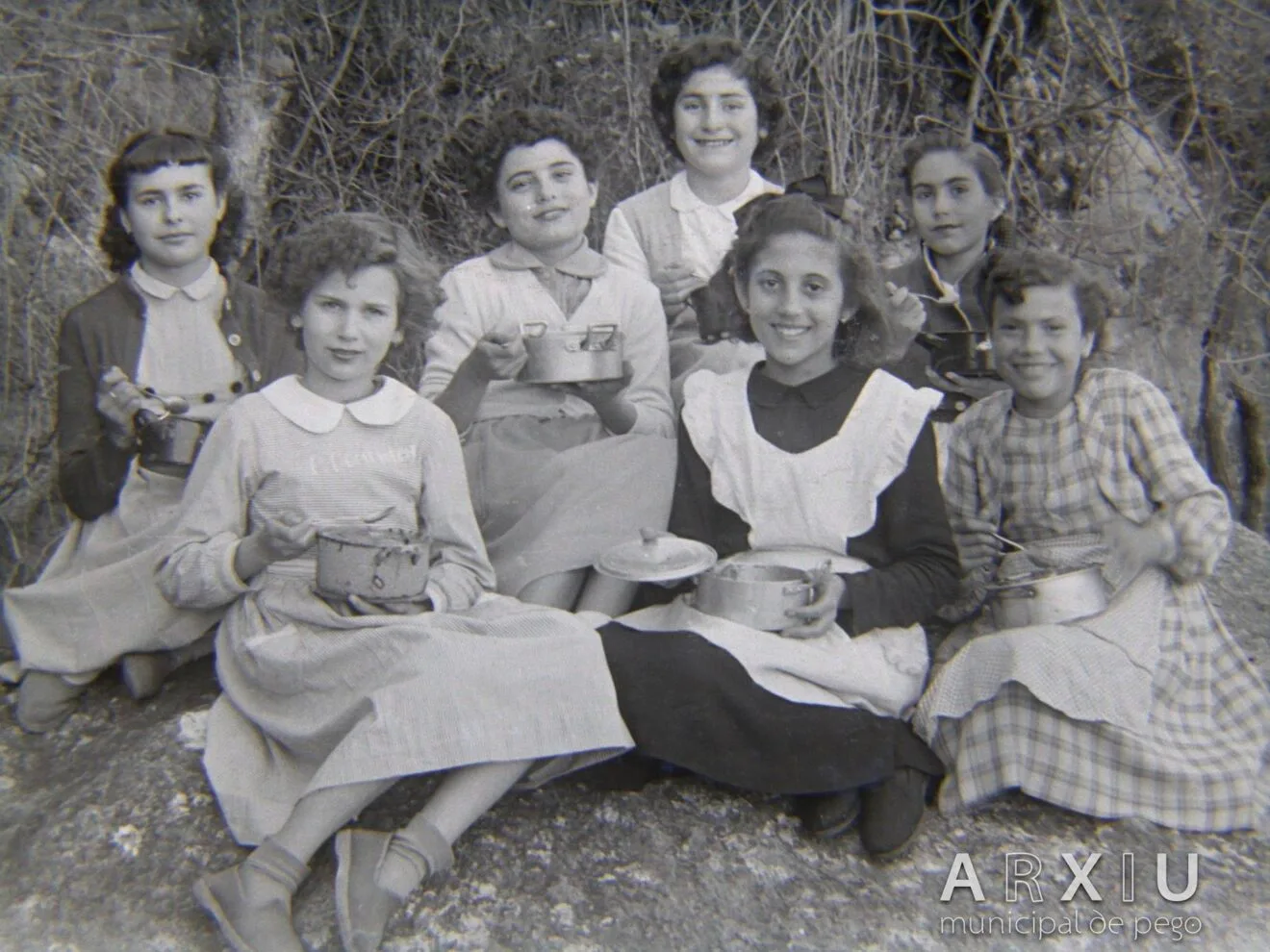 Niñas con sus cazuelas de crosta hacia 1955 - Arxiu Municipal de Pego